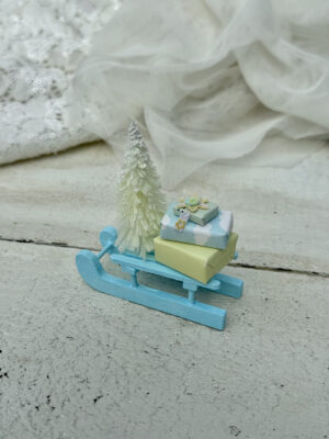 Kælk med gaver og juletræ