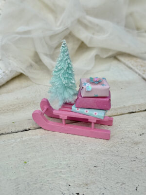 Kælk med gaver og juletræ