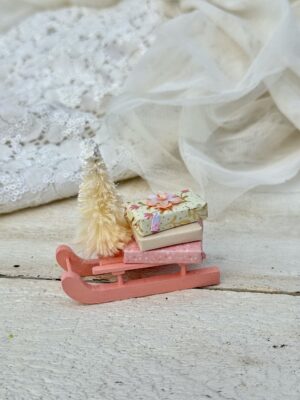 Kælk med gaver og juletræ