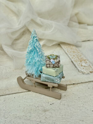 Kælk med gaver og juletræ