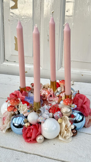 Adventskrans - blå, røde og hvide farver