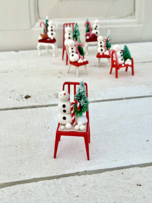 Snemand på dukkehus stol (4)