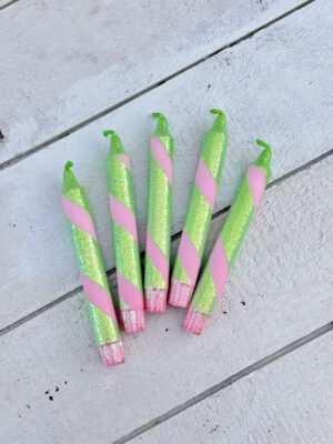 1 stk håndlavet stearinlys, lyserød og grøn