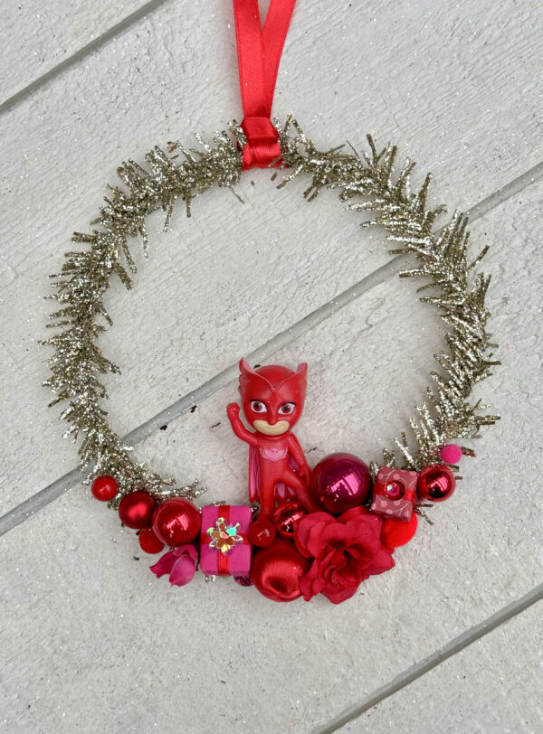 Rød Julekrans med Ugline fra Pyjamasheltene
