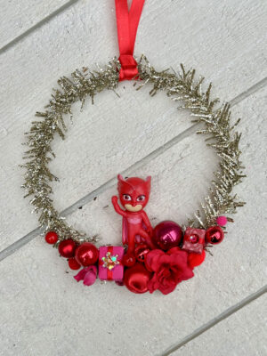 Rød Julekrans med Ugline fra Pyjamasheltene