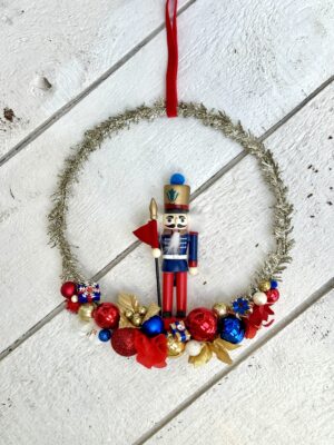 Julekrans med nøddeknækker, rød, blå